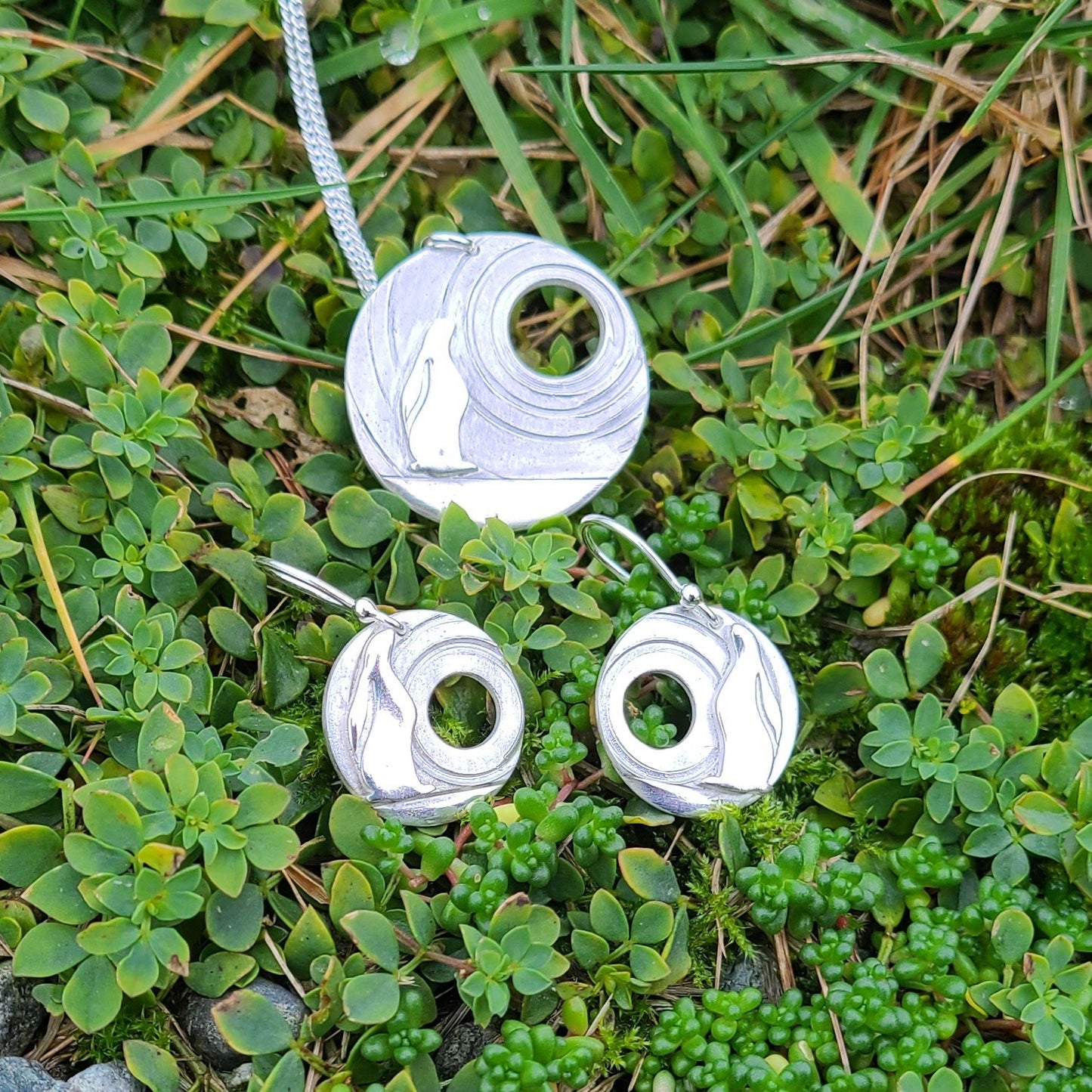 65538f7a329f1a3a70a34bd9_hare-swirling-stars-earrings-pendant-3_1763139250716.jpg