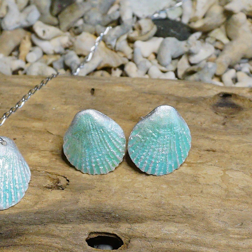 65538f7a329f1a3a70a34bd9_enamelled-scallop-studs-1_1763039988057.jpg