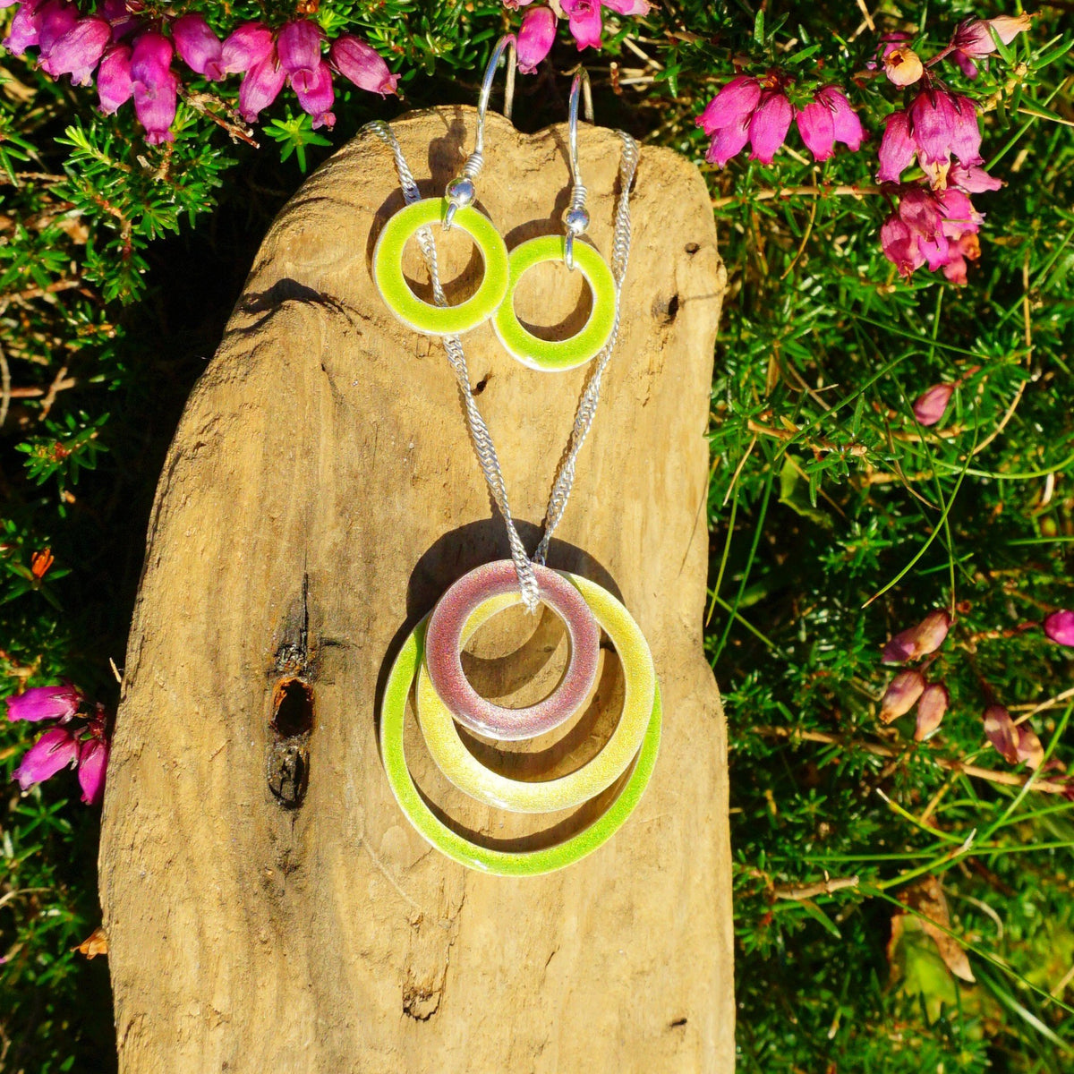 65538f7a329f1a3a70a34bd9_pendant-green-earrings_1793026638802.jpg